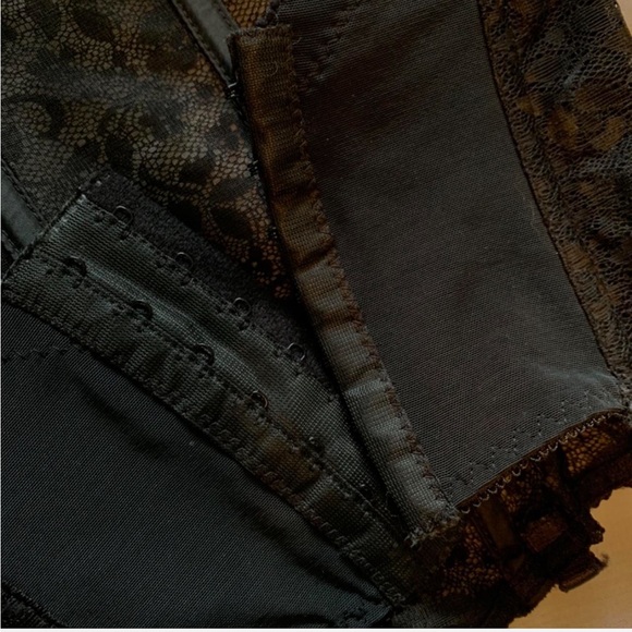 SOLD Elegant Black Lace Corset - Picture 4 of 5